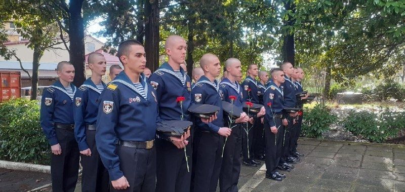 Возложение цветов к памятнику в "День Неизвестного солдата"